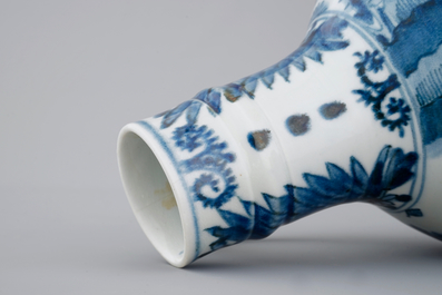 Deux pichets globulaires en porcelaine de Japon, Arita, 17&egrave;me