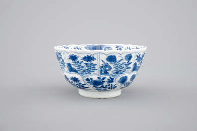 Un bol en porcelaine de Chine au d&eacute;cor floral, Kangxi, ca. 1700