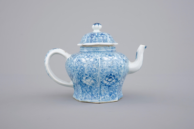 Een blauw-witte Chinees porseleinen theepot, Kangxi, ca. 1700