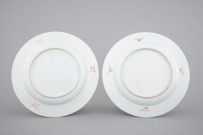 Une paire de plats en porcelaine de Chine, d&eacute;cor de beaut&eacute;s dans un jardin, &eacute;poque Yongzheng, 1722-1735