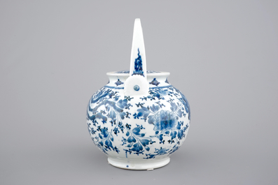 Een Japanse blauw-witte porseleinen sak&eacute; ketel, Arita, 17/18e eeuw