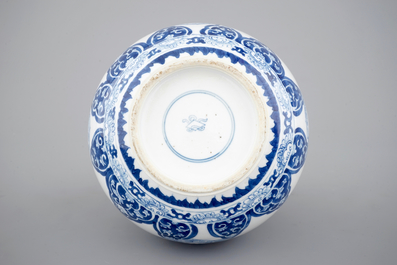 Un vase en forme de poire en porcelaine de Chine bleu et blanc, Kangxi, ca. 1700