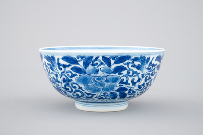 Un bol en porcelaine de Chine bleu et blanc au d&eacute;cor floral, 19/20&egrave;me