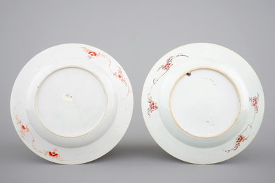 A pair of Chinese rose-verte porcelain plates, Yongzheng, 1722-1735