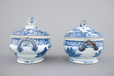 Twee Chinese vergulde en blauw-witte exportporseleinen terrines, Qianlong, 18e eeuw