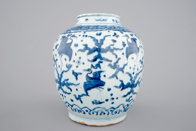 Een blauw-witte Chinese vaas met &quot;Honderd kraanvogels&quot; motief, Ming Dynastie