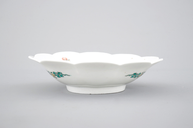 A Japanese porcelain kakiemon lobed dish, 17/18th C.