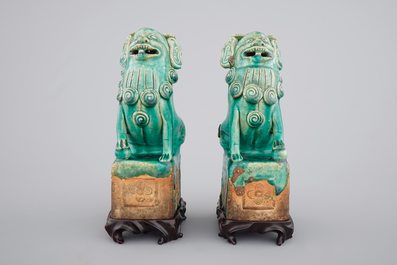 Two Chinese turquoise glazed figures of foo dogs, 17/18th C.