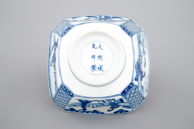 Een Chinese blauw-witte porseleinen vierkante kom, Kangxi, ca. 1700