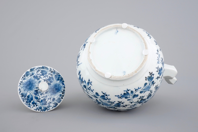 Een Japanse blauw-witte porseleinen sak&eacute; ketel, Arita, 17/18e eeuw