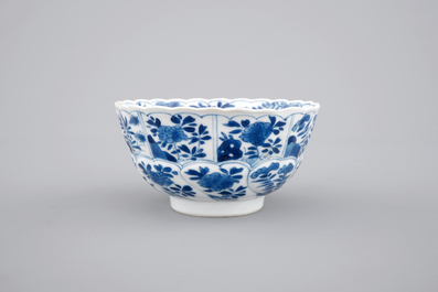 Een blauw-witte Chinees porseleinen kom met floraal decor, Kangxi, ca. 1700