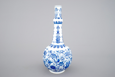 Een blauw-witte Chinees porseleinen flesvormige vaas met floraal decor, Transitie-periode, 17e eeuw