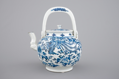 Un pot &agrave; sak&eacute; en porcelaine bleu et blanc d'Arita, Japon, 17/18&egrave;me