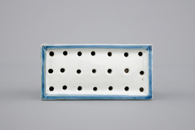 Une saupoudreuse &agrave; sable en porcelaine de Japon, bleu et blanc, Arita, 17/18&egrave;me