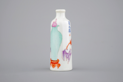 A Chinese porcelain snuff bottle with bats along a vase, 19th C.