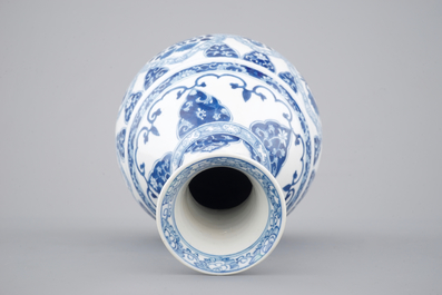 Een Chinees porseleinen blauw-witte peervormige vaas, Kangxi, ca. 1700
