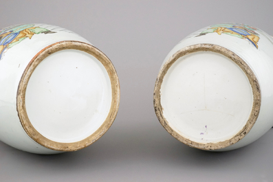 Paire de vases en porcelaine de Chine &agrave; d&eacute;cor de sc&egrave;nes de palais, 19e-20e