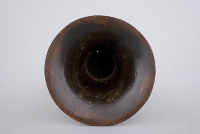 Een Chinees bronzen vaas naar archa&iuml;sch voorbeeld, deels verguld, 17/18e eeuw