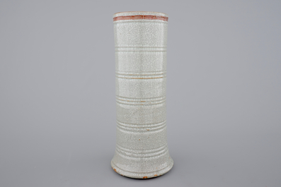 Un vase chinois cylindrique en gr&egrave;s craquel&eacute;, 19&egrave;me