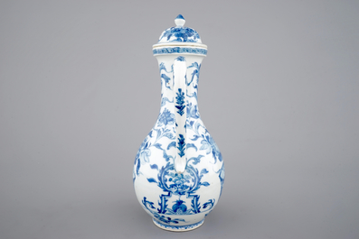 Een grote blauw-witte Chinees porseleinen dekselkan, Kangxi, ca. 1700