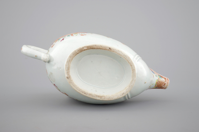 Une sauci&egrave;re en porcelaine de Chine famille rose, Qianlong, 18&egrave;me