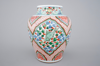 Un vase en porcelaine de Chine wucai, d&eacute;cor de carpes, &eacute;poque Transition, Chongzhen or Shunzhi, 1628-1661