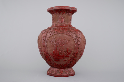 Een grote vaas in Chinese lak, met verguld Qianlong merk, 18e eeuw
