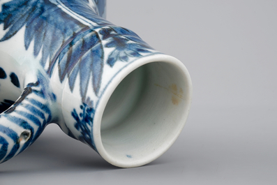 Deux pichets globulaires en porcelaine de Japon, Arita, 17&egrave;me