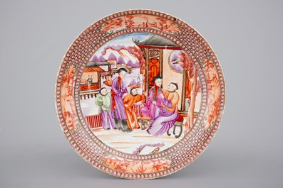 Een Chinese famille rose kom en een bord met mandarijnendecor, 18e eeuw