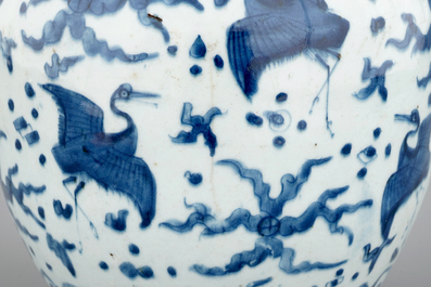 Een blauw-witte Chinese vaas met &quot;Honderd kraanvogels&quot; motief, Ming Dynastie