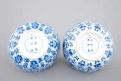 Une paire de bols en porcelaine de Chine bleu aux d&eacute;cors florales, Kangxi, ca. 1700
