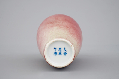 A Chinese porcelain monochrome flambe glazed vase, 19/20th C.
