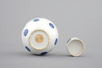 Un pot globulaire et son couvercle en porcelaine de Chine bleu et blanc, d&eacute;but 19&egrave;me
