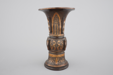 Un vase chinois en bronze partiellement dor&eacute; de forme gu, 17/18&egrave;me