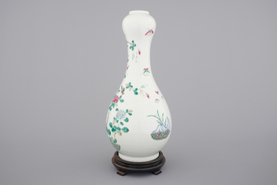 Un vase de forme de poire &eacute;long&eacute;e en porcelaine de Chine famille rose au perroquet branch&eacute;, 19&egrave;me