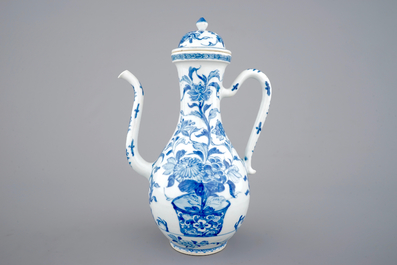 Une grande verseuse et son couvercle en porcelaine de Chine bleu et blanc, Kangxi, ca. 1700