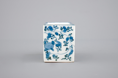 Une saupoudreuse &agrave; sable en porcelaine de Japon, bleu et blanc, Arita, 17/18&egrave;me