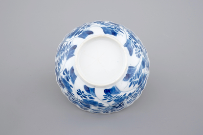 Een blauw-witte Chinees porseleinen kom met floraal decor, Kangxi, ca. 1700