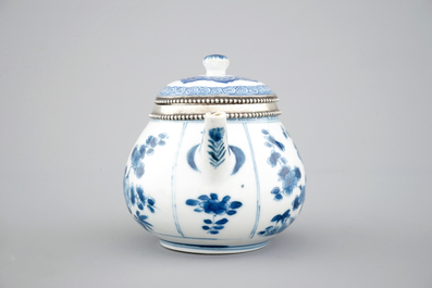 Een blauw-witte Chinees porseleinen theepot met zilveren montuur, Kangxi, ca. 1700