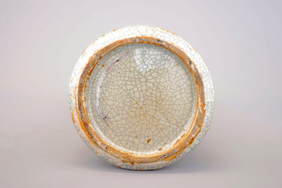 Een Chinese craquel&eacute; glazuur cylindrische vaas, 19e eeuw