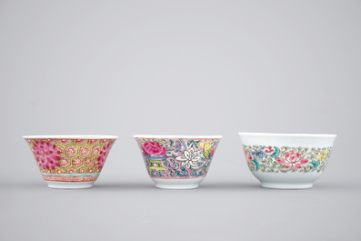 Trois tasses et soucoupes en porcelaine de Chine famille rose, Yongzheng et Qianlong, 18&egrave;me