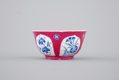 Une tasse et soucoupe en porcelaine de Chine famille rose rubis et bleu rehaut, Yongzheng, 1722-1735