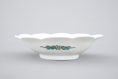 Un plat polylob&eacute; en porcelaine de Japon, Kakiemon, 17/18&egrave;me