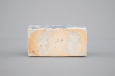 Une saupoudreuse &agrave; sable en porcelaine de Japon, bleu et blanc, Arita, 17/18&egrave;me