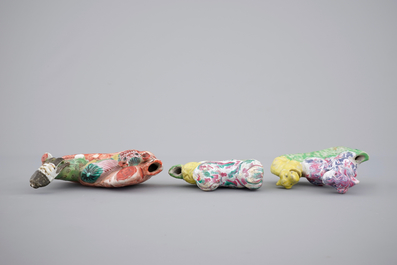 Drie Chinees porseleinen penseelrusten op hout sokkel, 18e eeuw