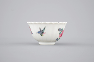 Een Chinese famille rose porseleinen kop en schotel met vogels tussen bloesems, 18e eeuw