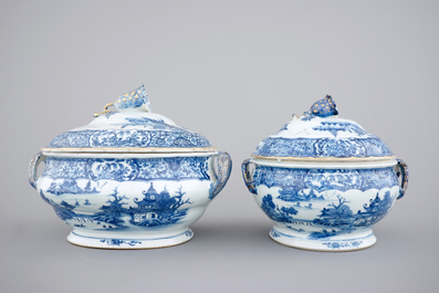 Twee Chinese vergulde en blauw-witte exportporseleinen terrines, Qianlong, 18e eeuw