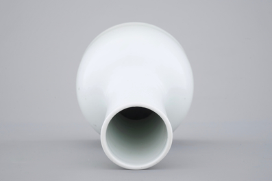 A Chinese white monochrome Dehua blanc de Chine mallet-shaped vase, Kangxi mark, 18/19th C.