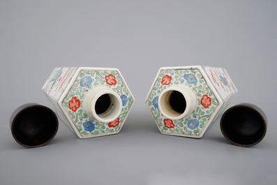 Een paar hexagonale Chinese famille verte theebussen, Kangxi, ca. 1700