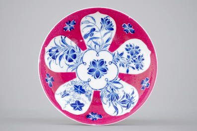 Une tasse et soucoupe en porcelaine de Chine famille rose rubis et bleu rehaut, Yongzheng, 1722-1735